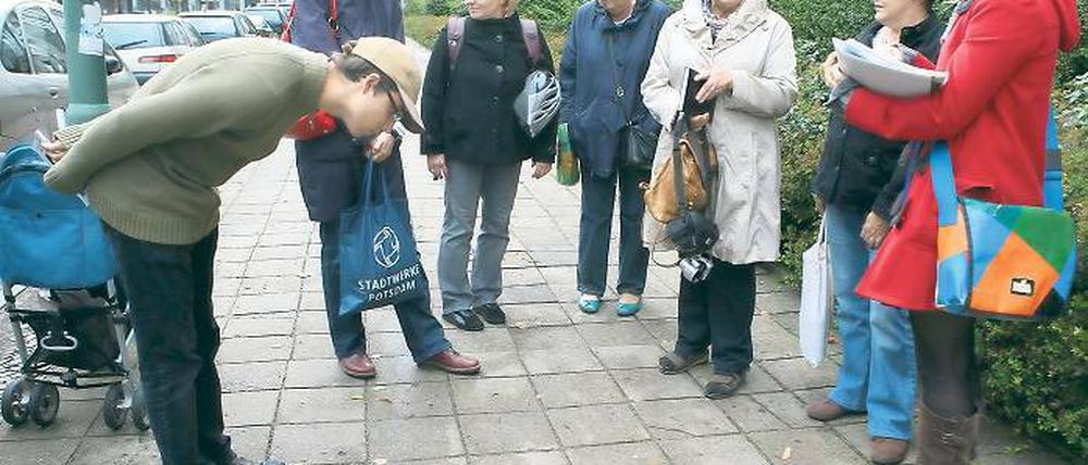 Verneigung beim Vorlesen: David Sivertsev (l.) schaut nach, was auf dem Stolperstein steht. Marie Debus (r.) sagt, diese automatische Verneigung beinhalte auch Demut und Achtung vor den Opfern.