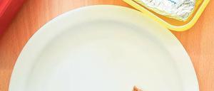 Ersatzmahlzeit. An vielen Einrichtungen – Horte und Kindertagsstätten – wurde am Montag wieder selbst gekocht – oder die Kinder brachten sich ihr Essen gleich selbst mit.