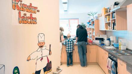 Selber schnippeln: Sodexo-Essen wurde abbestellt. Im Teltower Mühlendorf-Hort kochen jetzt Kinder und Erzieher gemeinsam das Mittagessen in der Kinderküche – bis auf weiteres.