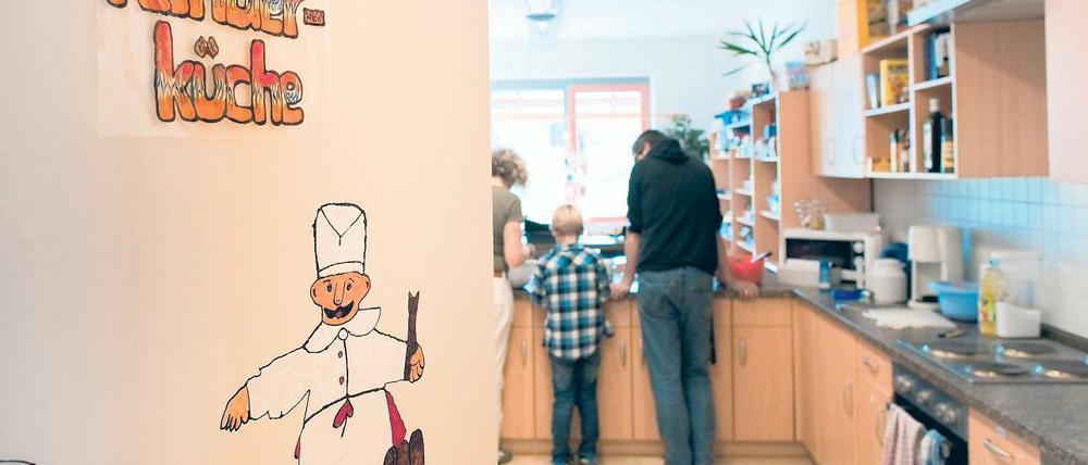 Selber schnippeln: Sodexo-Essen wurde abbestellt. Im Teltower Mühlendorf-Hort kochen jetzt Kinder und Erzieher gemeinsam das Mittagessen in der Kinderküche – bis auf weiteres.