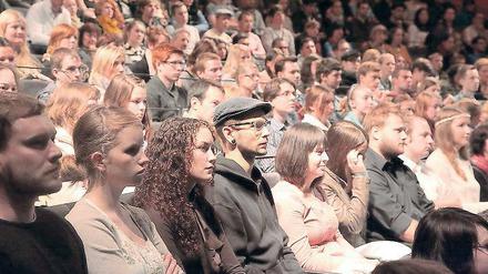 Volles Haus. Die Studienanfänger der Fachhochschule Potsdam wurden am Montag im Hans Otto Theater in der Schiffbauergasse begrüßt.