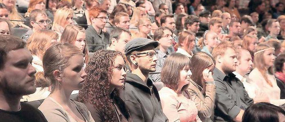 Volles Haus. Die Studienanfänger der Fachhochschule Potsdam wurden am Montag im Hans Otto Theater in der Schiffbauergasse begrüßt.