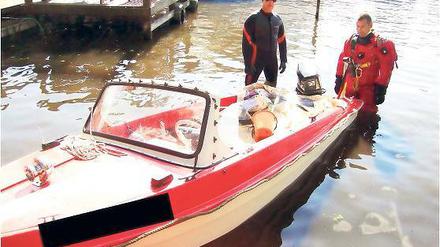 Havariert. Helfer der Wasserwacht bargen das kleine Sportboot.