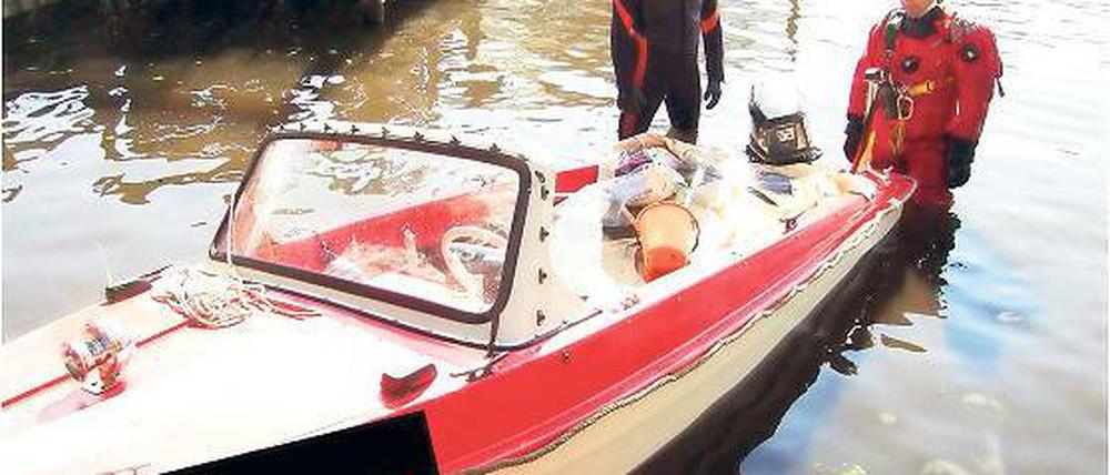 Havariert. Helfer der Wasserwacht bargen das kleine Sportboot.