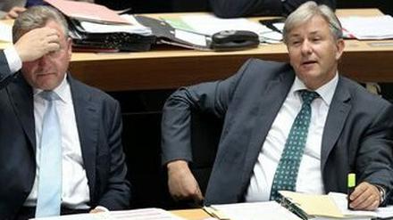 Spaß auf der Regierungsbank? Frank Henkel und Klaus Wowereit.
