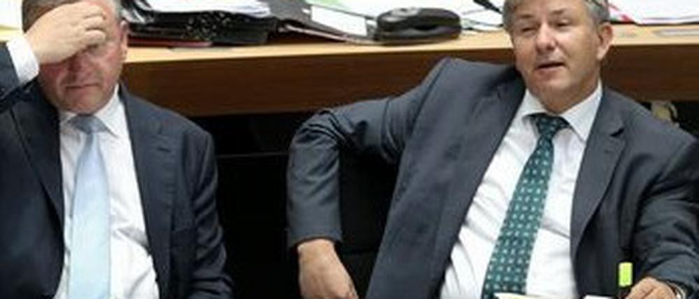 Spaß auf der Regierungsbank? Frank Henkel und Klaus Wowereit.