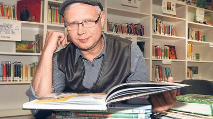 Ausgelesen. Die Bibliothek der Rosa-Luxemburg-Schule wird geschlossen. Ralf Kelling, „der singende Bibliothekar“, hat keine Stelle mehr.