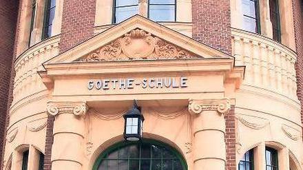 Unter Schock. Der Eingang zur Goetheschule in Babelsberg.