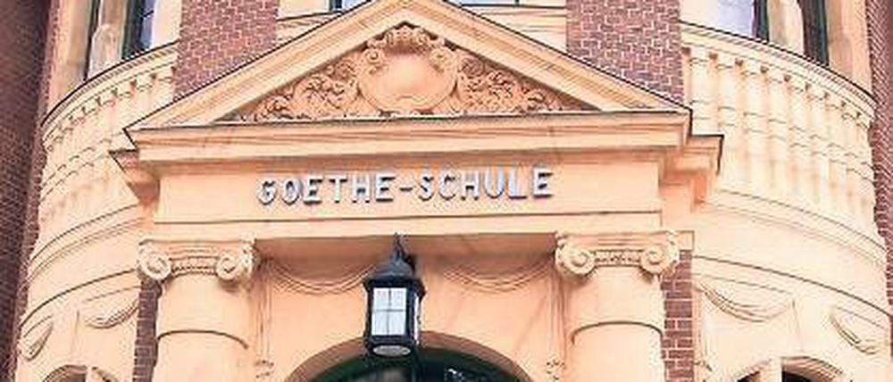 Unter Schock. Der Eingang zur Goetheschule in Babelsberg.