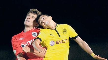 Kopfballstark. Daniel Reiche (l.) am Dienstag im Luftduell mit dem aus Cottbus stammenden Dortmunder Leonardo Bittencourt.