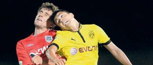 Kopfballstark. Daniel Reiche (l.) am Dienstag im Luftduell mit dem aus Cottbus stammenden Dortmunder Leonardo Bittencourt.