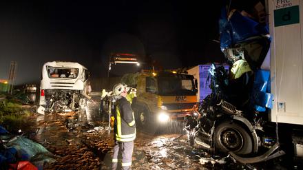 Helfer bergen am Donnerstagmorgen auf der Autobahn 10 bei Michendorf die Wracks nach einem schweren Unfall.. Ein Lastwagen war auf einen Reisebus aufgefahren. Zwei Menschen kamen dabei ums Leben. Die A10 von Berlin in Richtung Hannover wurde voll gesperrt.