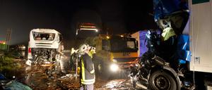 Helfer bergen am Donnerstagmorgen auf der Autobahn 10 bei Michendorf die Wracks nach einem schweren Unfall.. Ein Lastwagen war auf einen Reisebus aufgefahren. Zwei Menschen kamen dabei ums Leben. Die A10 von Berlin in Richtung Hannover wurde voll gesperrt.
