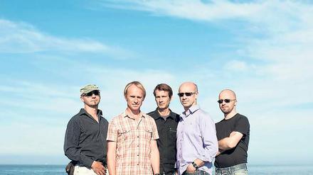 Ablegen und ankommen. Verreisen in den eigenen Träumen. Norbert Leisegang (2.v.l) und seine Musiker Hartmut (r.) und Roland Leisegang (l.) sowie Andreas Sperling (Mitte) und Rüdiger Feuerbach schauen auf ihrem neuen Album „Kolumbus“ durchaus sozialkritisch in den deutschen Alltag.