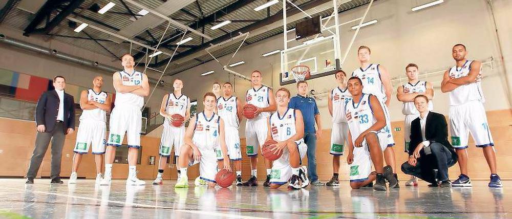 Vorm Saisonstart. Der RSV Eintracht mit (v.l.) Co-Trainer Jaime Meißner, Anthony Woodson Jr., Michael Haucke, Cameron Neubauer, Daniel Mixich, Robin Jorch, Maurice Greene, Blair Scott Wheadon, Niko Schmann, Coach Vladimir Pastushenko, Tobias Grauel, Colin Craven, Tim Modersitzki, Dmitrij Hasenkampf, Assistenscoach Sebastian Ludwig und Yannick Evans.
