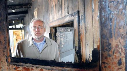 Angezündet. Günter Morsch, Direktor der Gedenkstätte Sachsenhausen, steht in der jüdischen Baracke des ehmaligen KZ-Sachsenhausen in Oranienburg. Die Baracke wurde vor 20 Jahren von zwei rechtsradikalen Jugendlichen in Brand gesteckt.