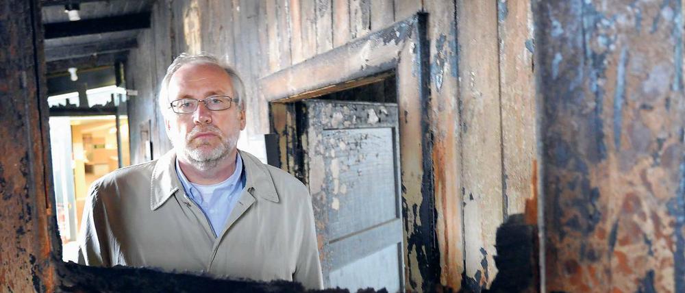 Angezündet. Günter Morsch, Direktor der Gedenkstätte Sachsenhausen, steht in der jüdischen Baracke des ehmaligen KZ-Sachsenhausen in Oranienburg. Die Baracke wurde vor 20 Jahren von zwei rechtsradikalen Jugendlichen in Brand gesteckt.