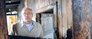 Angezündet. Günter Morsch, Direktor der Gedenkstätte Sachsenhausen, steht in der jüdischen Baracke des ehmaligen KZ-Sachsenhausen in Oranienburg. Die Baracke wurde vor 20 Jahren von zwei rechtsradikalen Jugendlichen in Brand gesteckt.