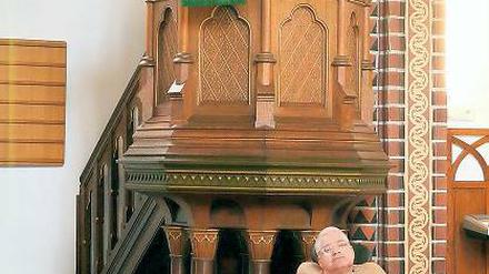 „Das Dunkel kann erhellt werden.“ Platzeck predigte in der Oberlinkirche.