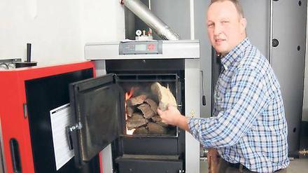 Unabhängig vom Heizölpreis: Jens Schreinicke hält sein Haus jetzt mit Holz aus dem eigenen Wald warm.
