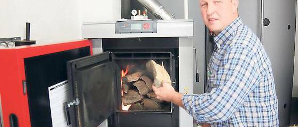 Unabhängig vom Heizölpreis: Jens Schreinicke hält sein Haus jetzt mit Holz aus dem eigenen Wald warm.