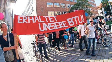 Unter Protest. Jede Woche demonstrieren in Cottbus Hunderte gegen den Plan, die BTU mit der FH Lausitz zu fusionieren. Der Kampf um die Uni steht auch für die Angst der Lausitzer, vom prosperierenden Potsdam abgehängt zu werden.