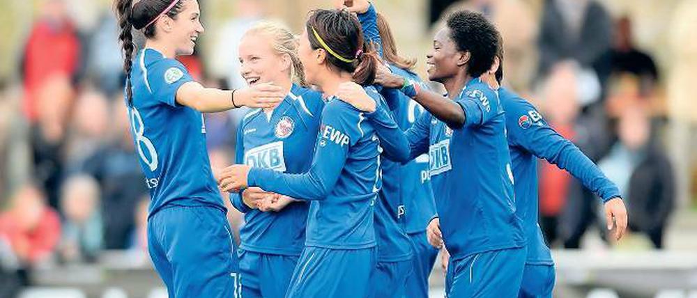 Jubel nach dem Sieg. Alexandra Singer, Tabea Kemme, Yuki Ogimi und Genoveva Anonma (von links) freuten sich nach dem Abpfiff über den hohen Sieg in Duisburg.