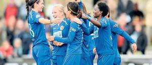 Jubel nach dem Sieg. Alexandra Singer, Tabea Kemme, Yuki Ogimi und Genoveva Anonma (von links) freuten sich nach dem Abpfiff über den hohen Sieg in Duisburg.