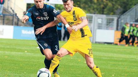 Hoch motiviert. Lennart Hartmann (links) – hier im Zweikampf mit Aachens Marcel Heller – wollte unbedingt einen Sieg gegen seinen ehemaligen Verein erkämpfen.