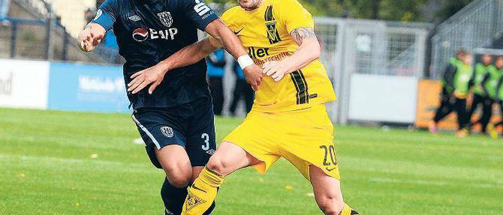 Hoch motiviert. Lennart Hartmann (links) – hier im Zweikampf mit Aachens Marcel Heller – wollte unbedingt einen Sieg gegen seinen ehemaligen Verein erkämpfen.