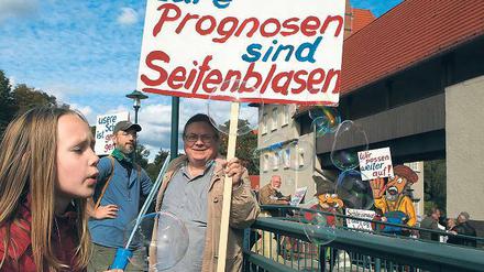 Verrechnet? Die Ausbaugegner hatten für die IHK-Vertreter auch einen Rechner mitgebracht. Sie glauben, dass deren Zahlen beim Nachrechnen wie Seifenblasen zerplatzen.