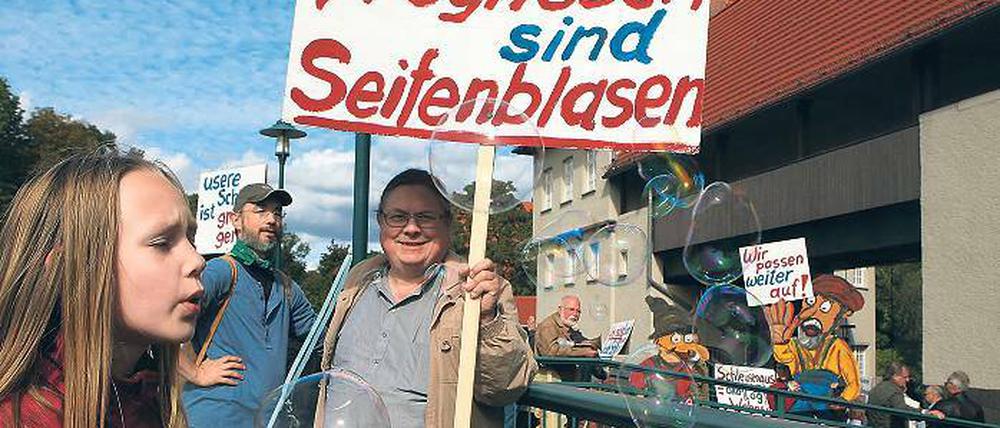 Verrechnet? Die Ausbaugegner hatten für die IHK-Vertreter auch einen Rechner mitgebracht. Sie glauben, dass deren Zahlen beim Nachrechnen wie Seifenblasen zerplatzen.