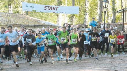 Großer Andrang. Der Potsdamer Herbstlauf hatte mit insgesamt 350 Teilnehmern mehr Läufer als in den Jahren zuvor an den Templiner See gelockt.