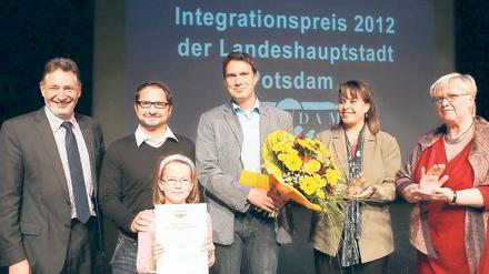 „Fairringern“. So heißt das Projekt des Ringer-Clubs Germania, das den 1. Integrationspreis 2012 erhielt. René Rieck und Ronald Huster (2. und 3. v. l.) nahmen ihn entgegen.