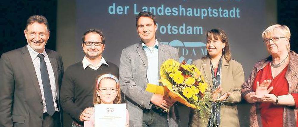 „Fairringern“. So heißt das Projekt des Ringer-Clubs Germania, das den 1. Integrationspreis 2012 erhielt. René Rieck und Ronald Huster (2. und 3. v. l.) nahmen ihn entgegen.