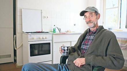 „Nun geht es voran.“ Michael Dalchow in der Küche seine Babelsberger Wohnung. Die Winter im Wohnwagen sind Vergangenheit.