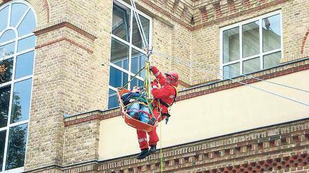 Höhenrettung aus dem Brauhaus. Am Samstag waren Zuschauer erwünscht.