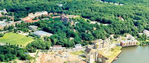 Platz für die Geoforscher? Blick auf den Landtagsbau auf dem Brauhausberg (Mitte), rechts oben dahinter der Telegrafenberg mit den denkmalgeschützten Bauten des Geoforschungszentrums, das dringend weitere Büros und Labore braucht.
