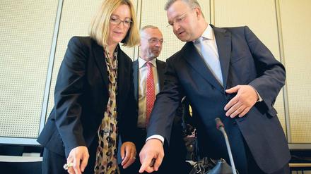 Recht standhaft. Innensenator Henkel und Polizei-Vizepräsidentin Koppers.