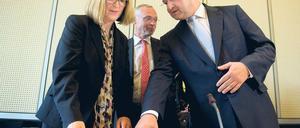 Recht standhaft. Innensenator Henkel und Polizei-Vizepräsidentin Koppers.