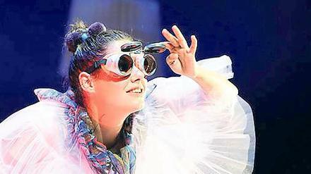 Wo sind sie, die Millionen? Das Hans Otto Theater macht Verlust – der Oberbürgermeister will den Etat aufstocken. Hier eine Szene aus dem neuen Stück „Marie fliegt“ mit Juliane Götz, das am heutigen Donnerstag im HOT Premiere hat.