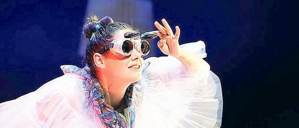 Wo sind sie, die Millionen? Das Hans Otto Theater macht Verlust – der Oberbürgermeister will den Etat aufstocken. Hier eine Szene aus dem neuen Stück „Marie fliegt“ mit Juliane Götz, das am heutigen Donnerstag im HOT Premiere hat.