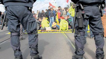 Proteste. Am Samstag blockierten zunächst rund 2000 Potsdamer die angemeldete Route von 80 Rechtsextremisten auf der Langen Brücke. Das war bis 13.30 Uhr genehmigt. Danach forderte die Polizei drei Mal erfolglos dazu auf, die Straße zu räumen.