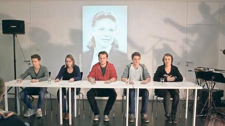 Vom Umgang mit Erinnerung: Die Schüler Jakob Eichhorn, Paula Eick, Franz-Jacob Waldmann, Hannes Lefherz und Almut Kowalski (v. l. n. r. ) beschäftigten sich mit einem schwierigen Teil Potsdamer Stadtgeschichte.