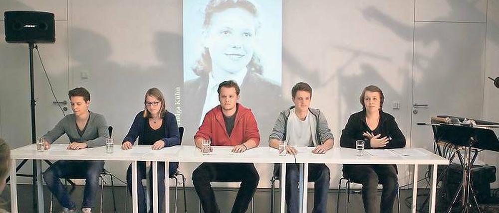 Vom Umgang mit Erinnerung: Die Schüler Jakob Eichhorn, Paula Eick, Franz-Jacob Waldmann, Hannes Lefherz und Almut Kowalski (v. l. n. r. ) beschäftigten sich mit einem schwierigen Teil Potsdamer Stadtgeschichte.