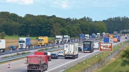 Dauerstress. Die Blechlawine auf der Autobahn bei Fahlhorst reißt nur selten ab.