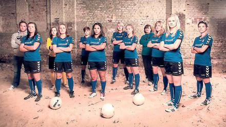 Frauen-Team mit großen Zielen. Die Potsdamer Kickers mit Sebastian Zimmermann (Trainer), Kristin Gosda, Annika Eichmann, Laura Diener, Anne-Kathrin Hübner, Gina Herudek, Janine Hahs, Henrike Schödel, Dagmar Hünger (Betreuerin), Chantal Willers, Monique Braun, Anne-Rose Lindner (von links). Auf dem Foto fehlen Anna Ulbrich, Maja Oesker, Franziska Hagemann, Wiebke Balcke, Vanessa Göldner und Clara Andrees.