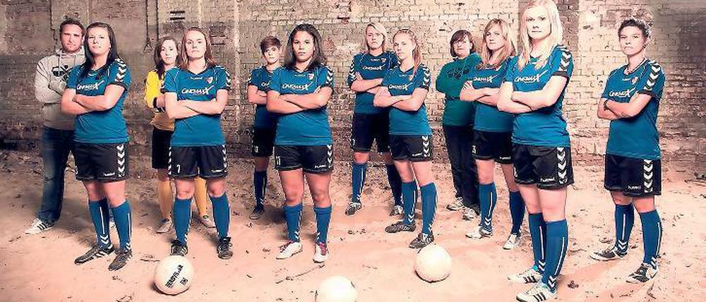 Frauen-Team mit großen Zielen. Die Potsdamer Kickers mit Sebastian Zimmermann (Trainer), Kristin Gosda, Annika Eichmann, Laura Diener, Anne-Kathrin Hübner, Gina Herudek, Janine Hahs, Henrike Schödel, Dagmar Hünger (Betreuerin), Chantal Willers, Monique Braun, Anne-Rose Lindner (von links). Auf dem Foto fehlen Anna Ulbrich, Maja Oesker, Franziska Hagemann, Wiebke Balcke, Vanessa Göldner und Clara Andrees.