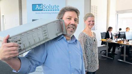 Kein Ghettoblaster. Adsolute-Chef Ulrich Hienzsch mit der nach ihm benannten Box, deren Software TV-Programme nach Werbespots durchforstet. 150 solcher Kästchen stehen beim New Yorker Marktforschungsunternehmen Competitrack Inc., das die 500 größten werbenden Firmen zu seinen Kunden zählt.