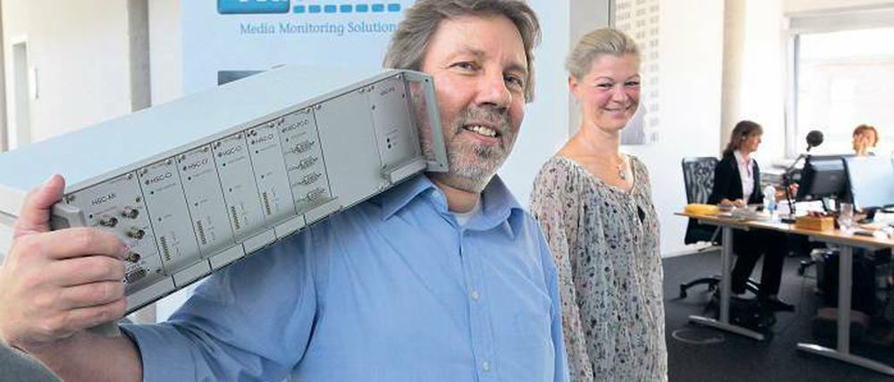 Kein Ghettoblaster. Adsolute-Chef Ulrich Hienzsch mit der nach ihm benannten Box, deren Software TV-Programme nach Werbespots durchforstet. 150 solcher Kästchen stehen beim New Yorker Marktforschungsunternehmen Competitrack Inc., das die 500 größten werbenden Firmen zu seinen Kunden zählt.
